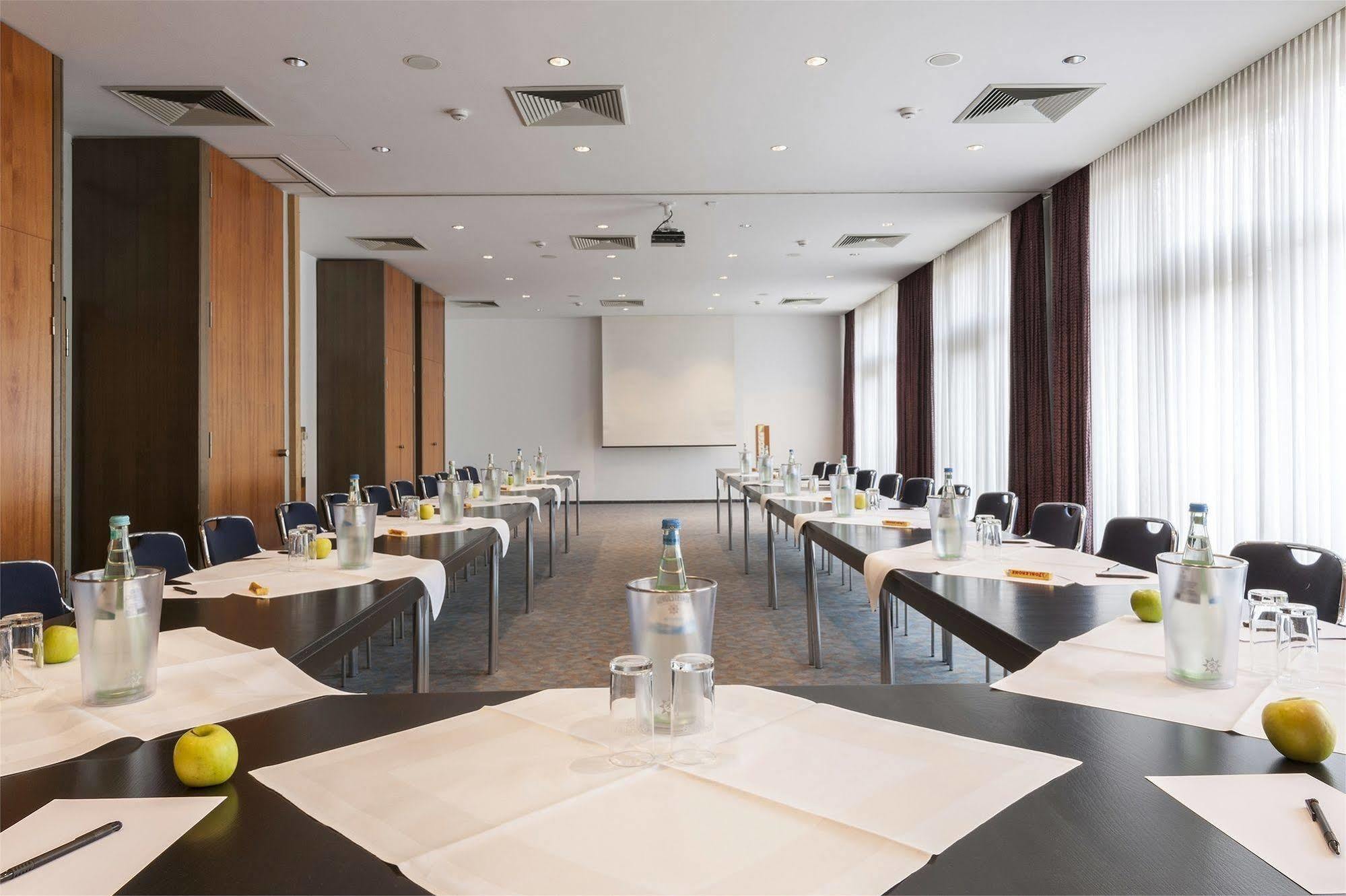 Tryp By Wyndham Hotel Stadtoldendorf Bagian luar foto