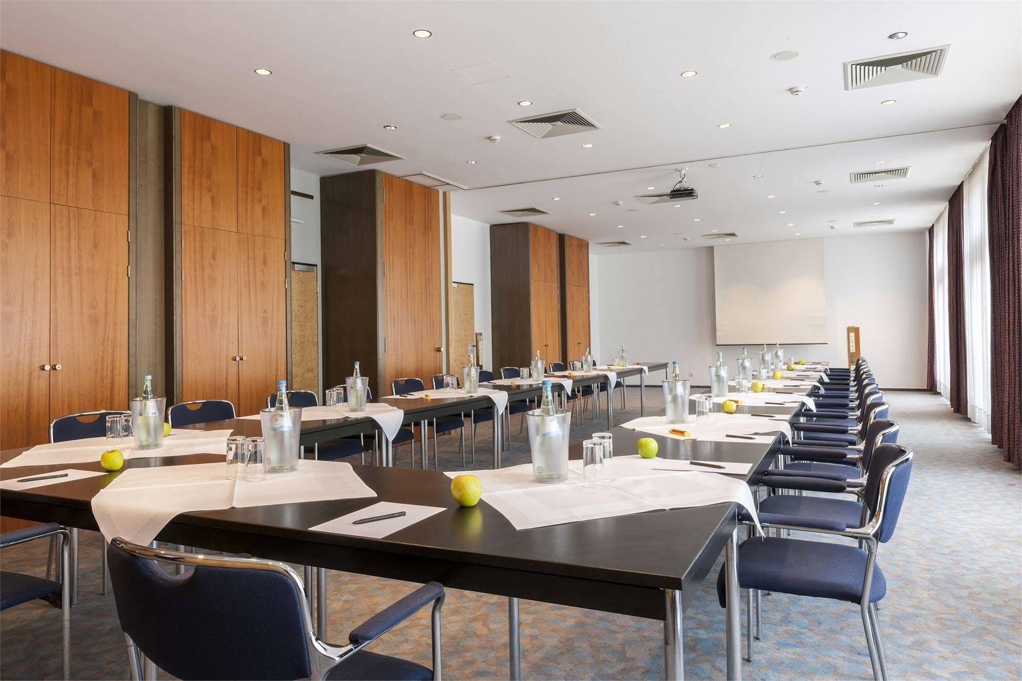 Tryp By Wyndham Hotel Stadtoldendorf Bagian luar foto